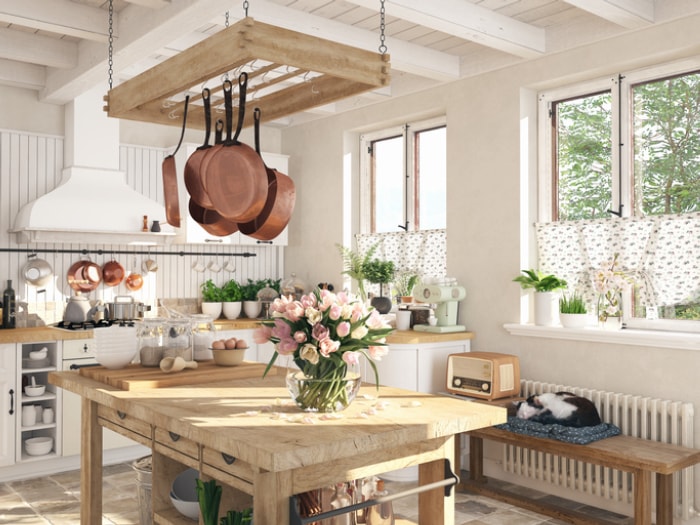 harmoniser votre style de maison avec votre style de décoration cuisine cottage avec îlot en bois et fleurs