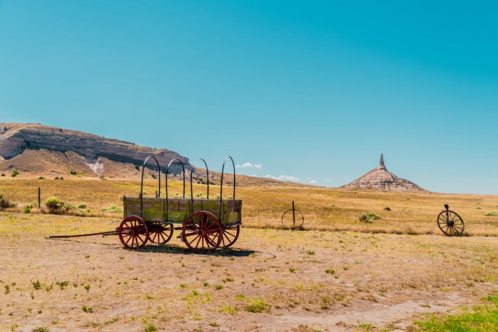 Chimney Rock, Nebraska avec un chariot de pionnier