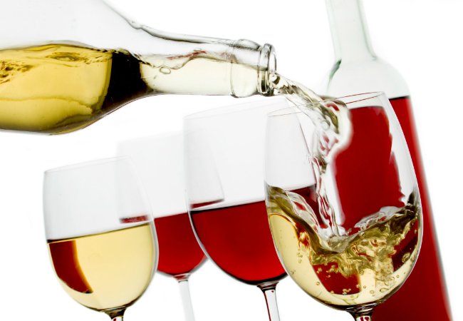 Comment enlever les taches de vin rouge – avec du vin blanc