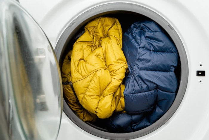 doudounes bleues et jaunes dans le sèche-linge