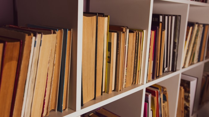 Vieux livres sur une étagère à la maison.