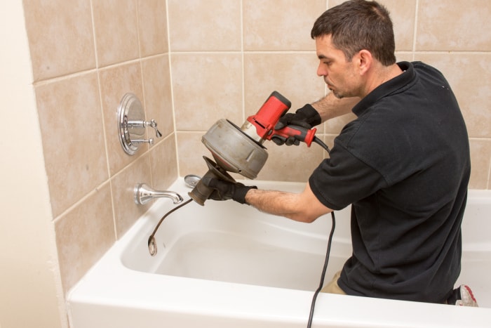 iStock-524026968 comment déboucher un évier plombier déboucher une baignoire avec une tarière électrique