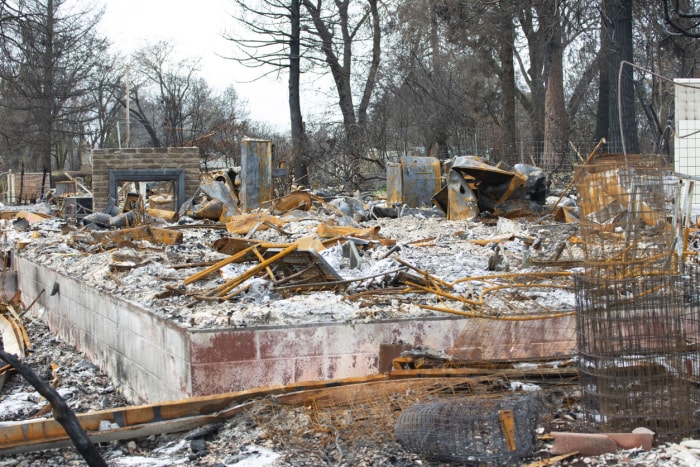 iStock-1289437967 maisons ne peuvent être assurées camp fire in paradise california.