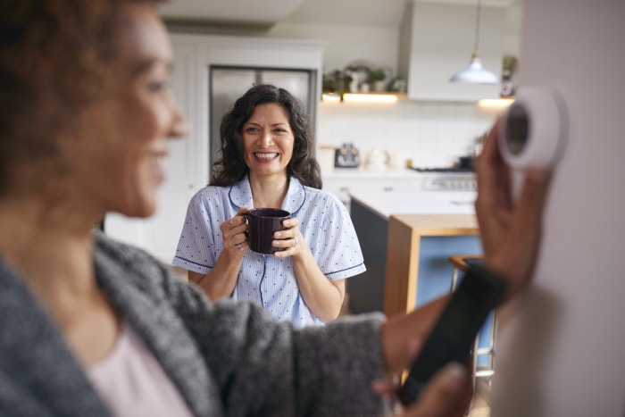 Les incontournables du mois de novembre La femme vérifie le thermomètre intelligent