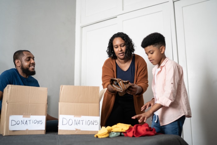 iStock-1336548533 façons d'améliorer votre vie familiale en mettant des vêtements dans des boîtes de dons