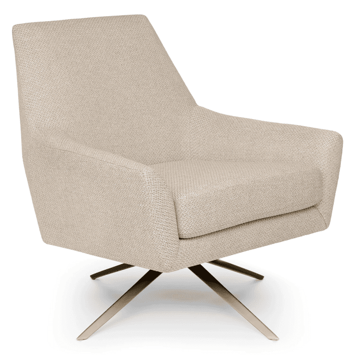 Une chaise pivotante rembourrée beige se dresse sur un fond blanc.