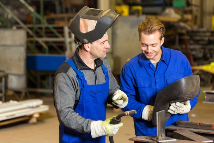 Deux soudeurs au travail.