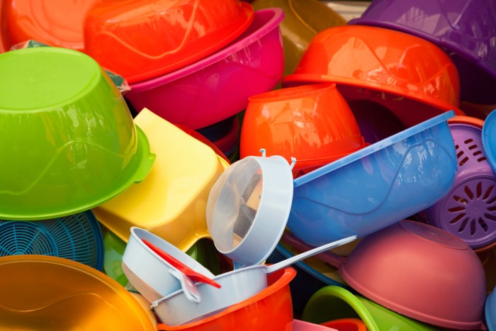 Un tas de nourriture en plastique coloré et de contenants Tupperware.