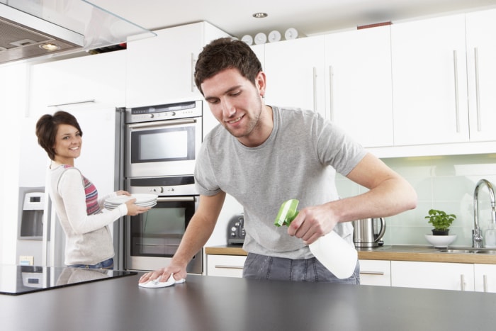 iStock-134999706 comment améliorer votre vie couple nettoyage cuisine le soir