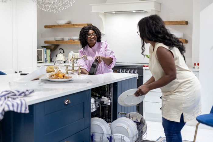 iStock-1417268204 façons d'améliorer votre vie mère et fille faisant des tâches ménagères dans la cuisine