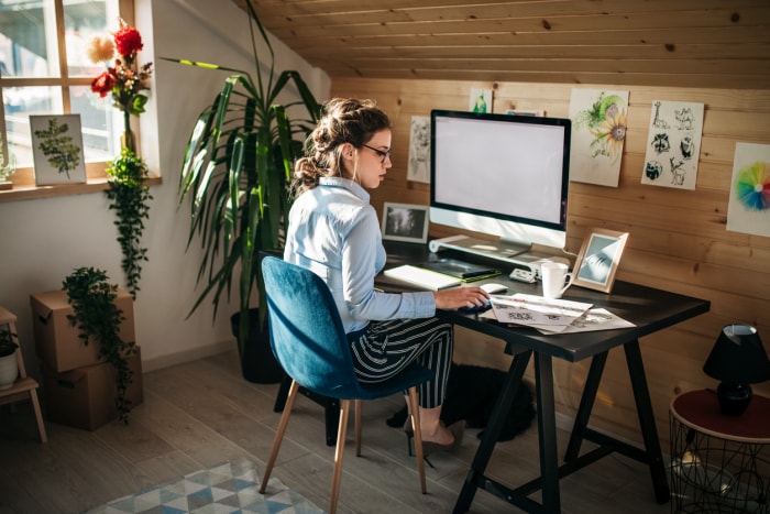 iStock-1136856372 façons d'améliorer votre vie femme travaillant à domicile