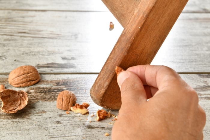 Utiliser de la noix pour nettoyer les pieds de chaise en bois