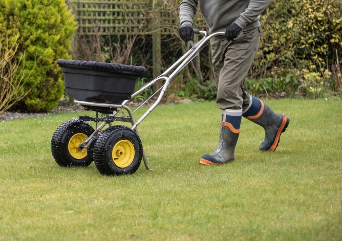 iStock-1389549513 choses qu'un paysagiste peut faire Jardinier horticulteur appliquant un engrais sur la pelouse