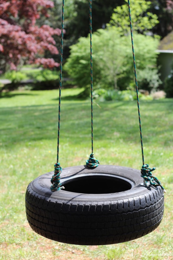 balançoire en pneu dans un jardin