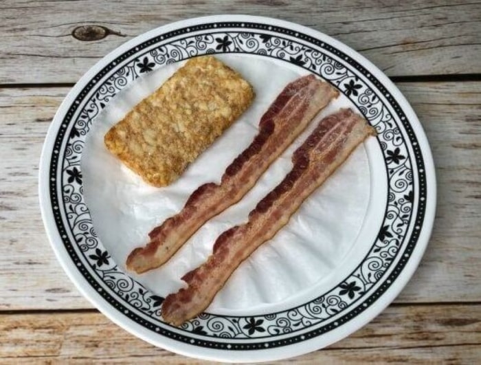 Filtre à café utilisé pour absorber l'huile des aliments du petit-déjeuner.