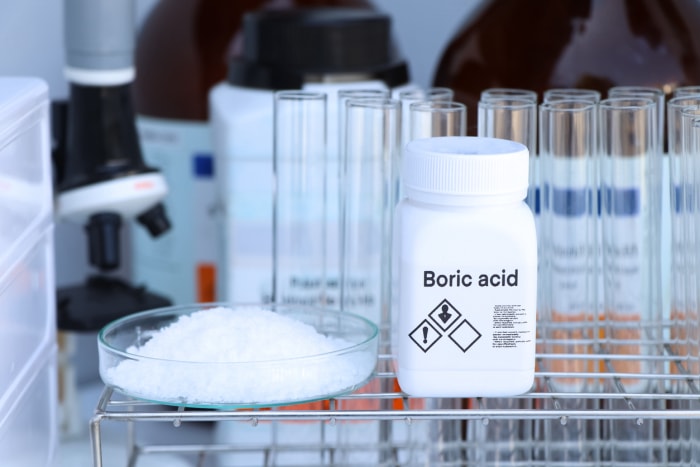 Acide borique en bouteille, produit chimique en laboratoire.