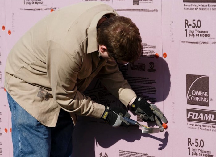 Homme installant des panneaux de mousse.