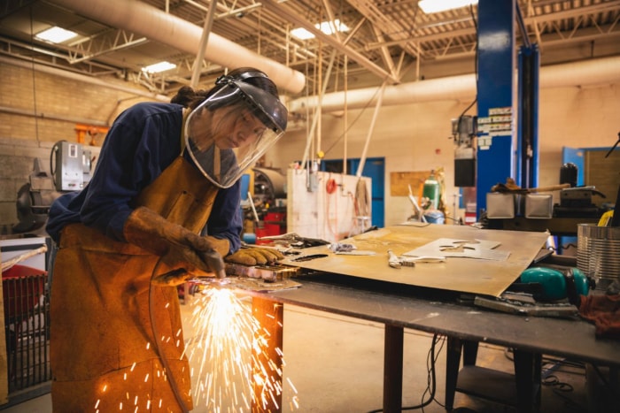 Un soudeur au travail dans un atelier.