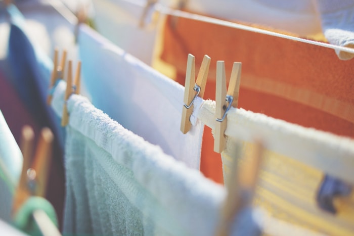 serviettes suspendues à des cordes à linge avec des pinces à linge