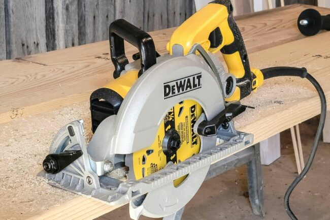 Utilisation d'une scie circulaire DeWalt