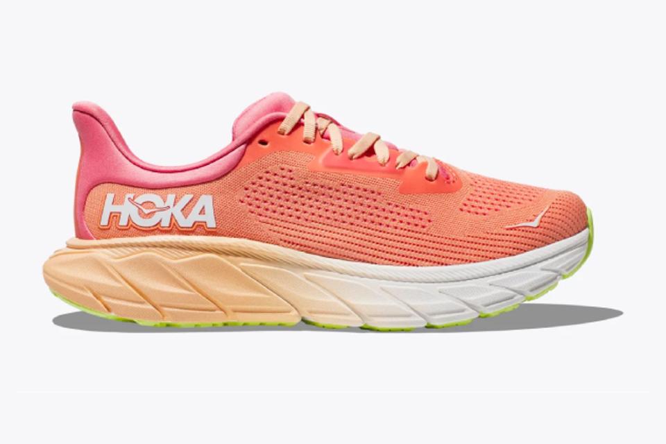 Product shot of a women's Hoka Arahi 7 sneaker in papaya / coral. 