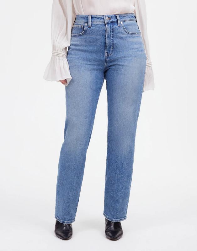 Madewell The Curvy '90s Straight Jean on female figure