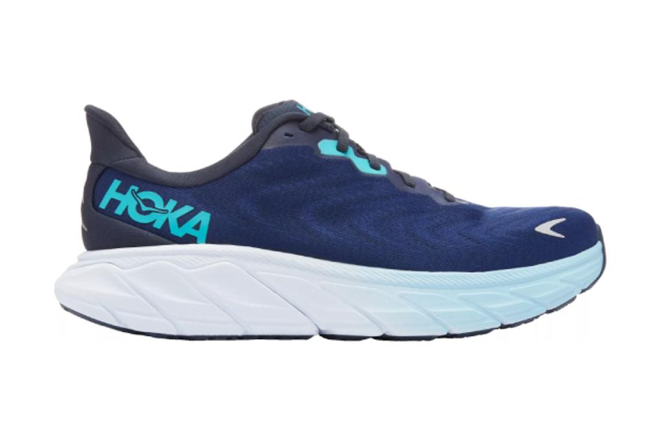 A men's Hoka Arahi 6 sneaker in the Outerspace Blue colorway on a white background. 