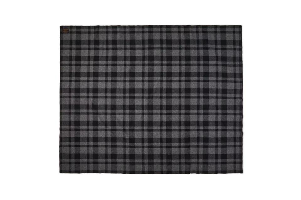 Filson Mackinaw Wool Blanket in gray/black