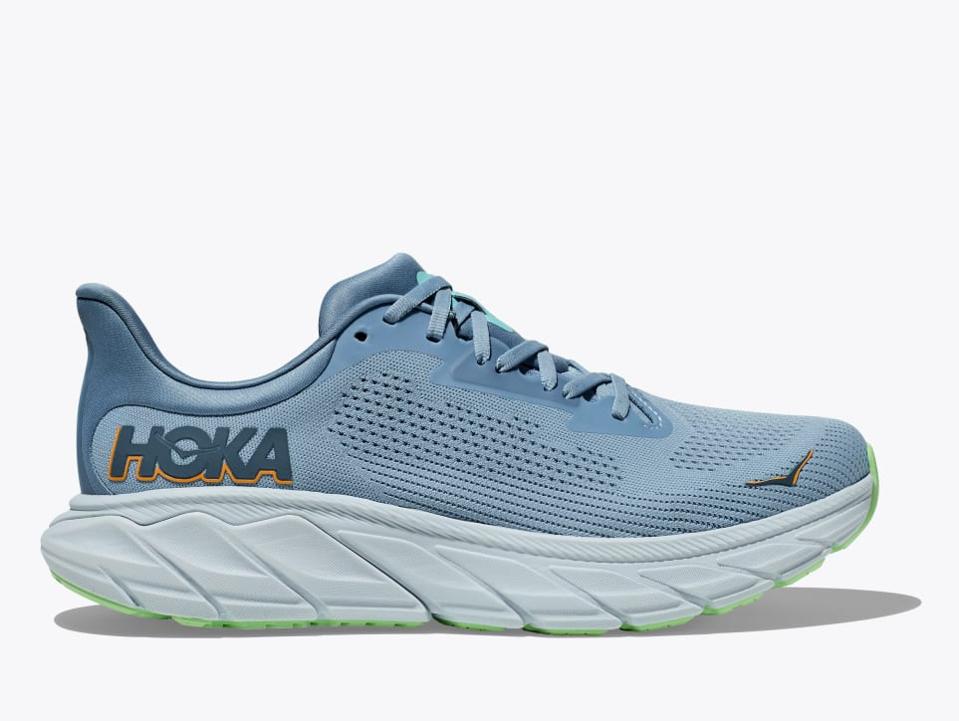 Hoka Arahi 7 in white with blue accents