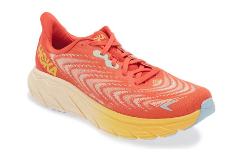 Product shot of a men's Hoka Arahi 6 sneaker in the Fiesta / Amber Yellow colorway.