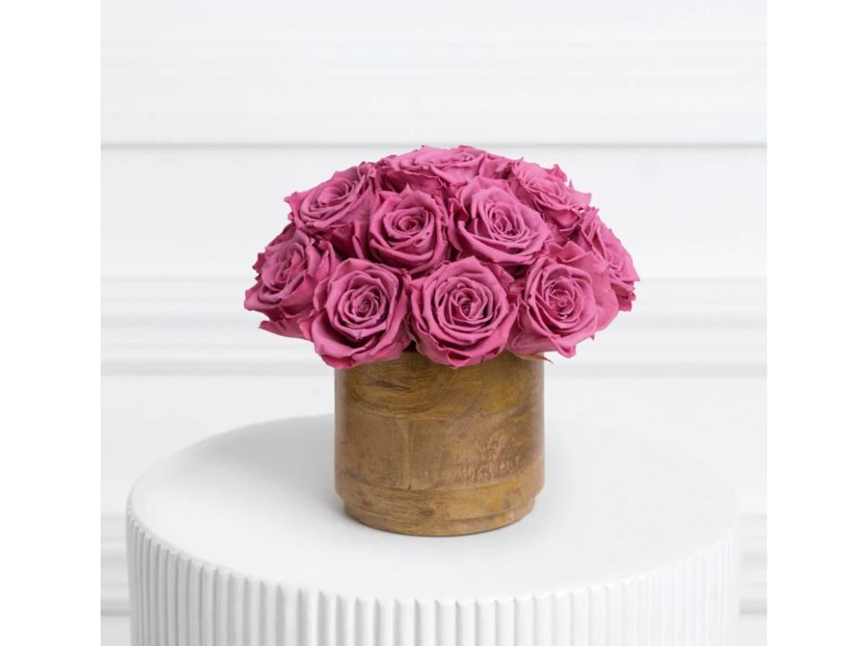 image of Ode à la Rose Petite Beatrice 16 roses in wood vase on white tabletop on white bg