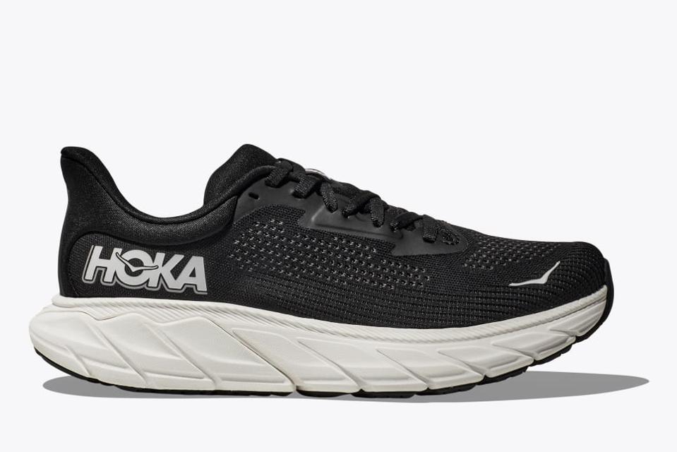 Hoka Arahi 7 on white background