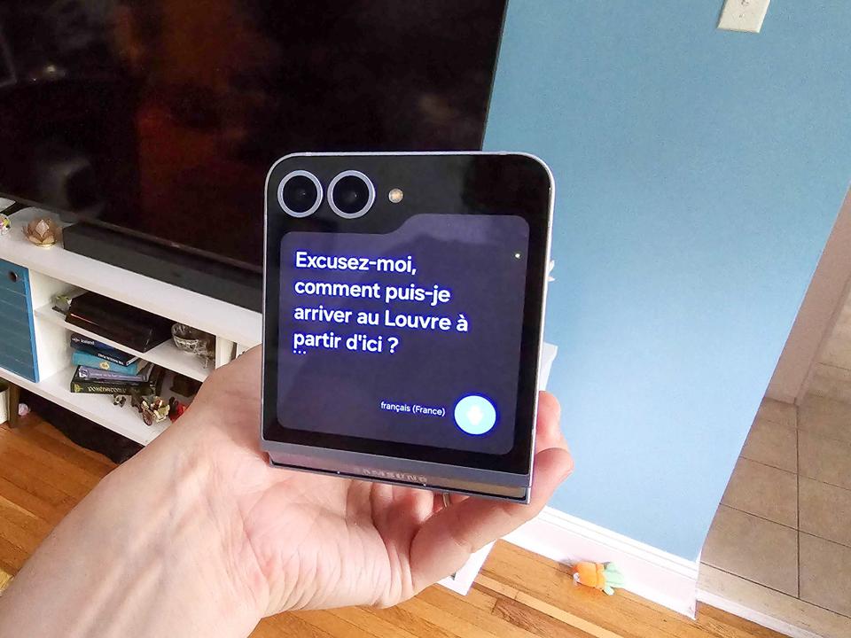 A photo of the Samsung Galaxy Z Flip 6 cover display showing a French translation?
