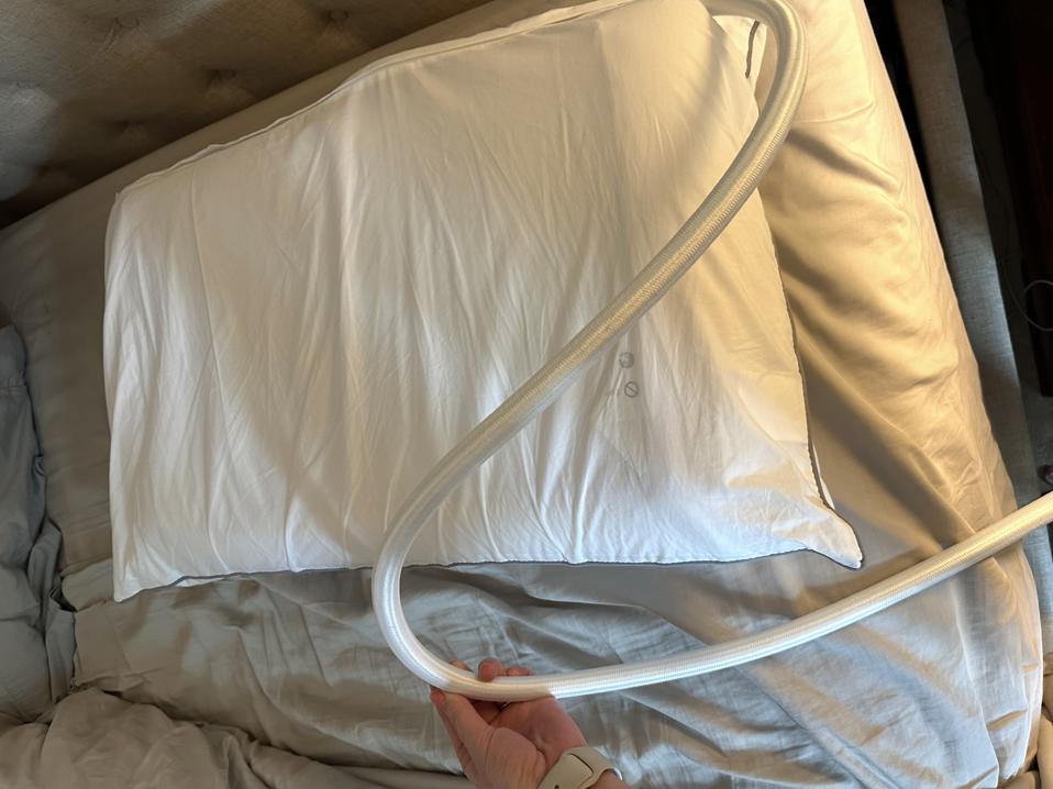 A picture of the Nitetronic Z6 Pillow with its attached hose.