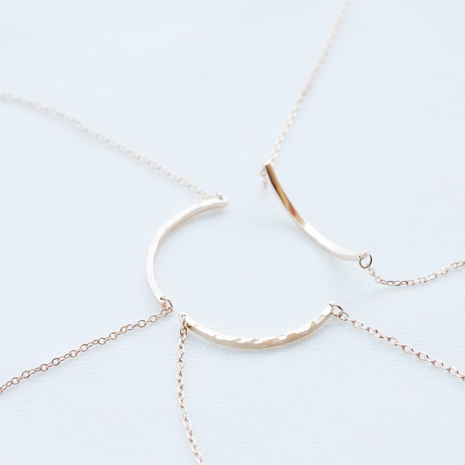 LYNNMinimalist Curve Bar Necklace