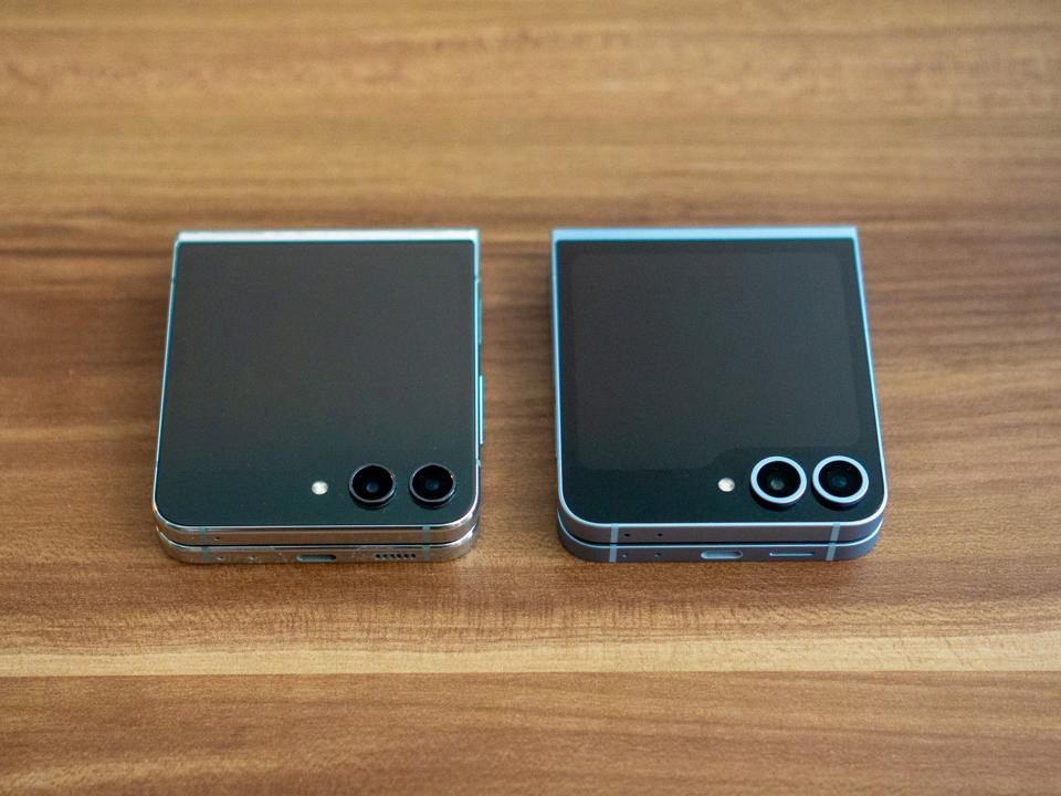 A side-by-side comparison of the Samsung Galaxy Z Flip 5 and Z Flip 6.