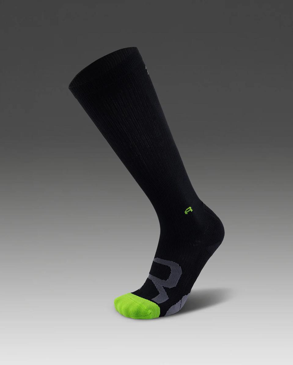 2XU Compression Socks For Recovery in black with a green toe