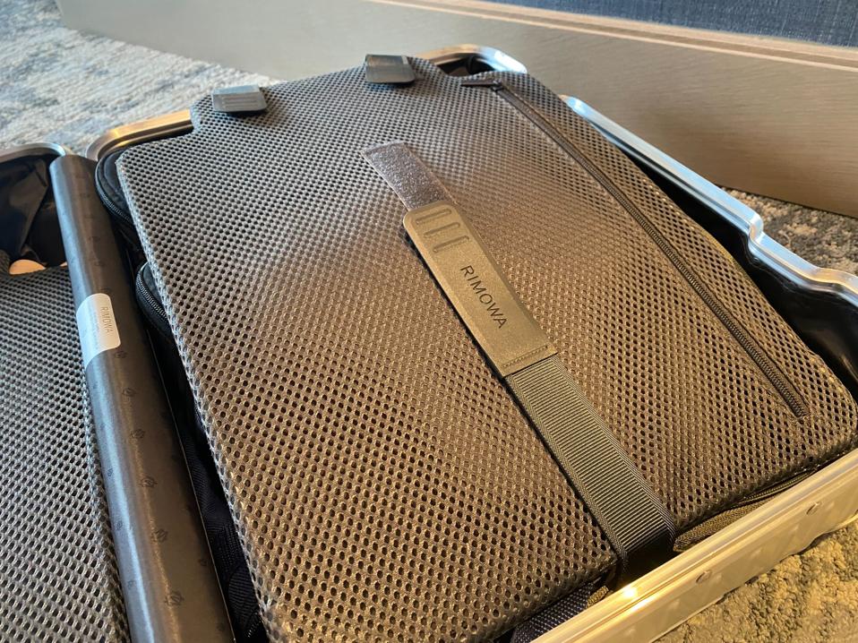 Compression panels on Rimowa Original Cabin suitcase