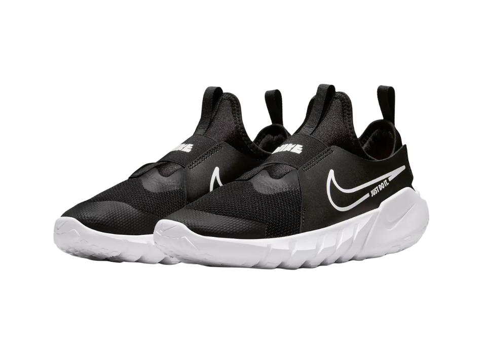 image of pair of Nike Flex Runner 2 in black and white on white bg