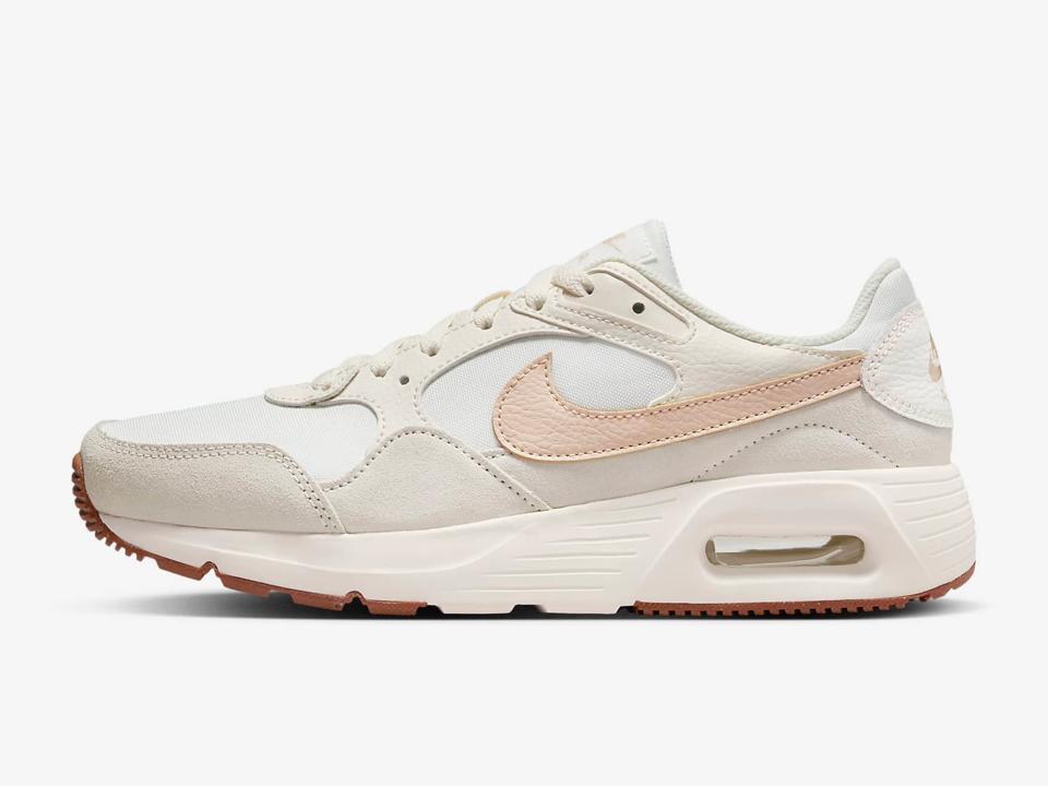 White and peach Nike Air Max SC sneaker.