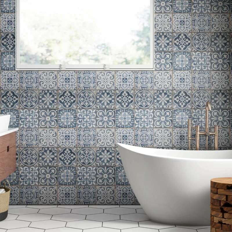 Salle de bain avec carrelage à motifs bleus