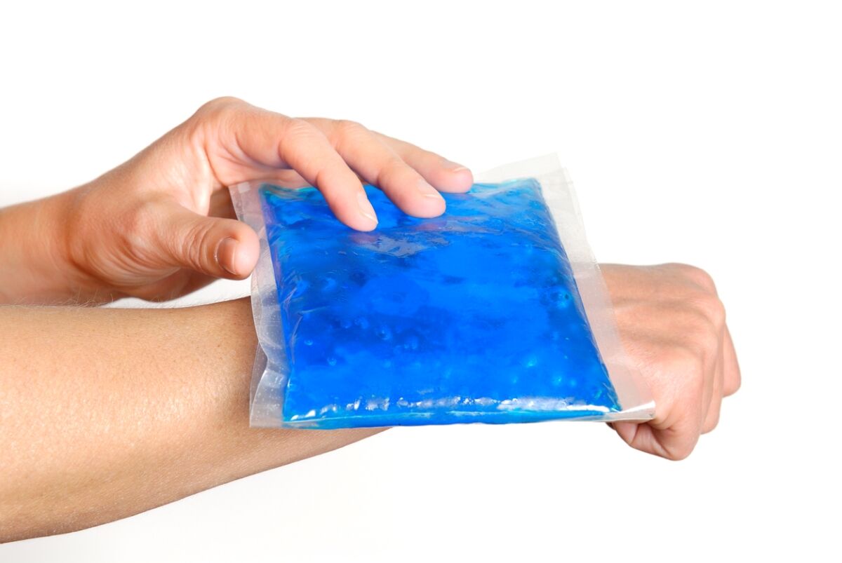 Pack de glace bleu sur le bras.