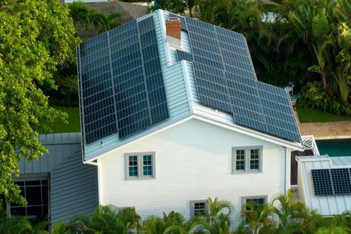 Vue aérienne de panneaux solaires sur une maison. 