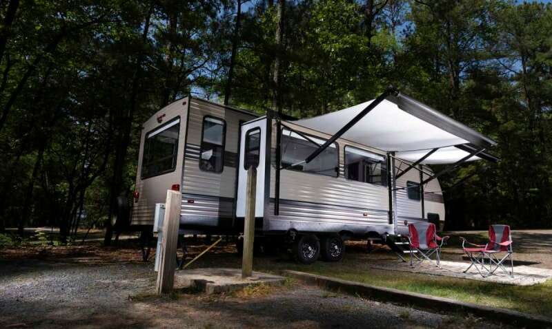 Un camping-car est garé sur un camping la nuit.