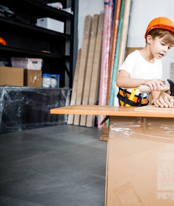 cours d'atelier pour enfants papa et fils travaillant le bois