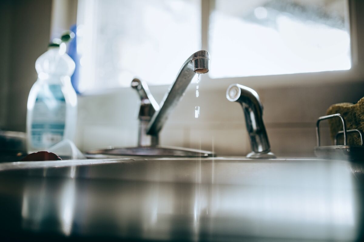 Fuite d'eau du robinet de l'évier de cuisine