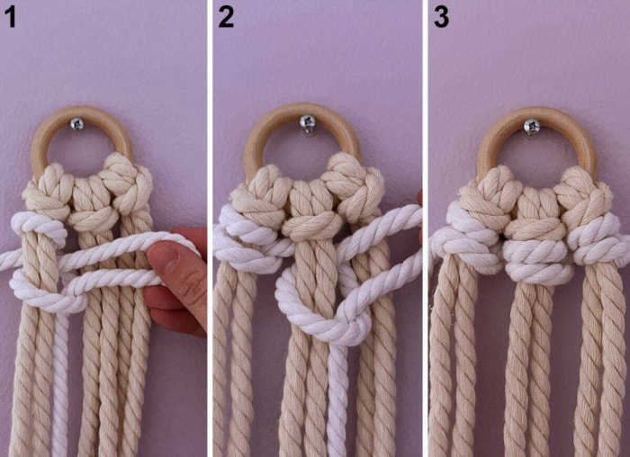 Mains montrant comment faire un nœud double demi-attache verticale avec un cordon de macramé.