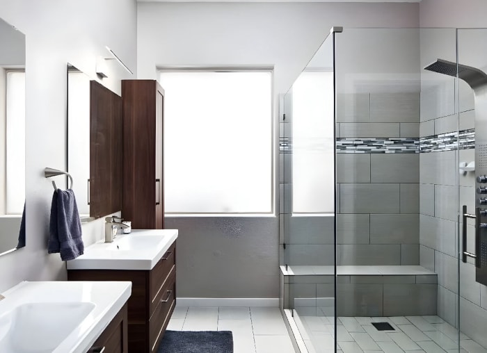 Salle de bains minimaliste avec grand carrelage métro et bande de carrelage piano noir et blanc dans la douche