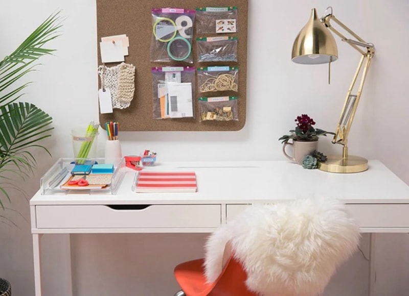 Bureau avec des sacs en plastique avec des fournitures à bord.