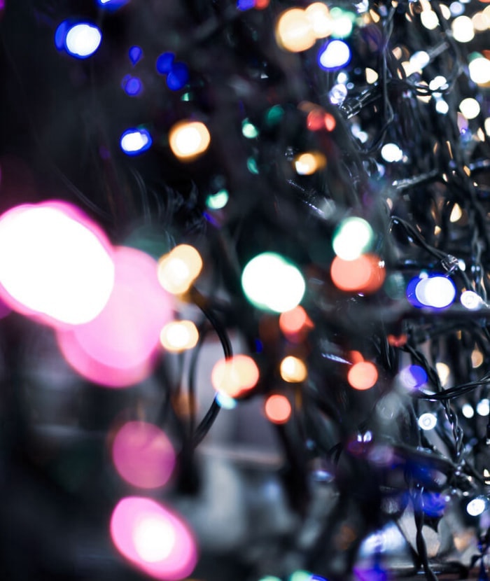 Vue rapprochée des guirlandes lumineuses de Noël dans le supermarché.